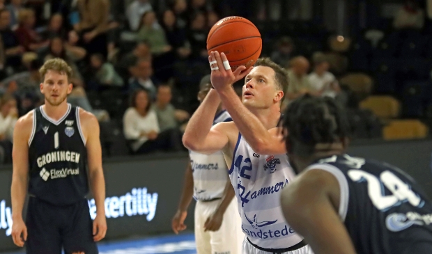 Een vrije worp, op de voor hem zo kenmerkende wijze, van Noah Dahlman. Op de achtergrond het publiek dat er eindelijk weer bij kon zijn in het Landstede Sportcentrum.