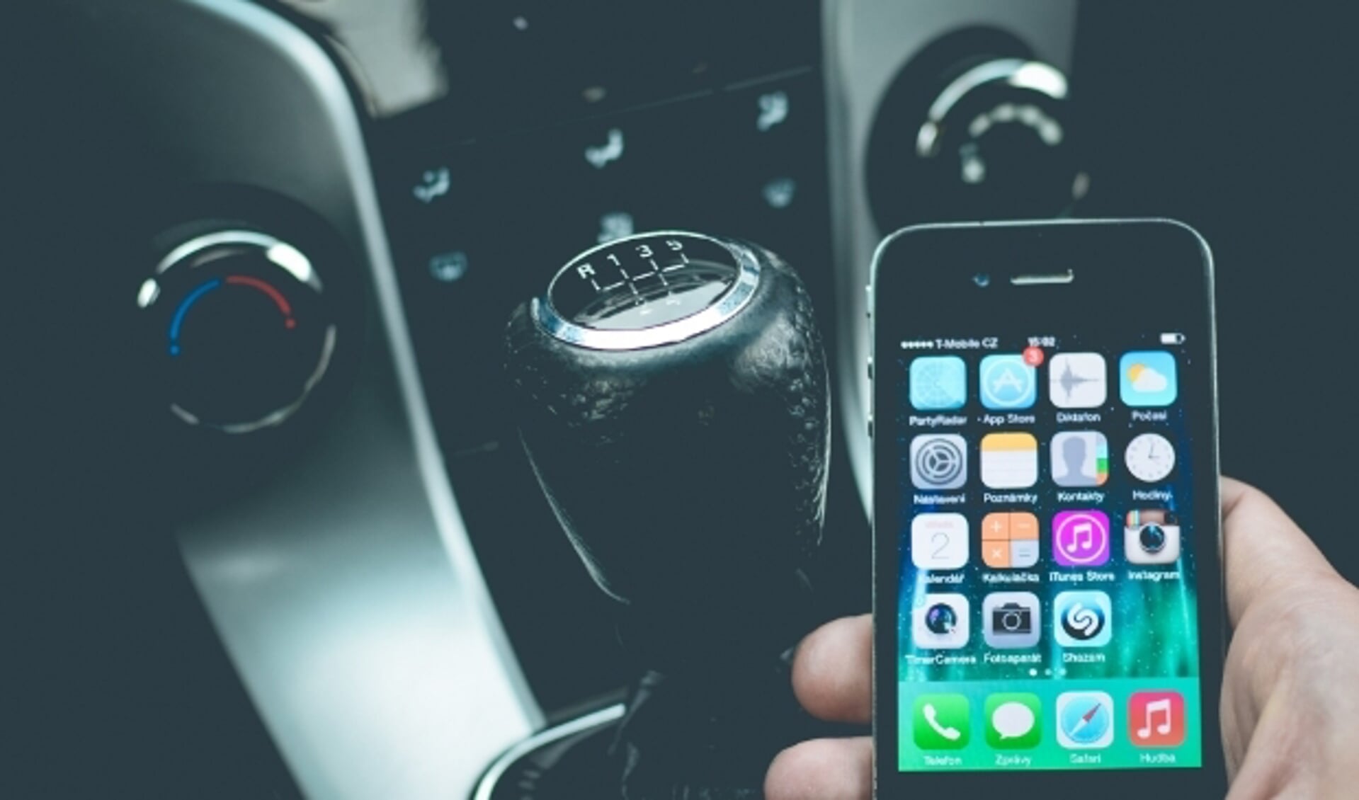 Tijdens het autorijden is 'los' mobiel telefoneren strafbaar.