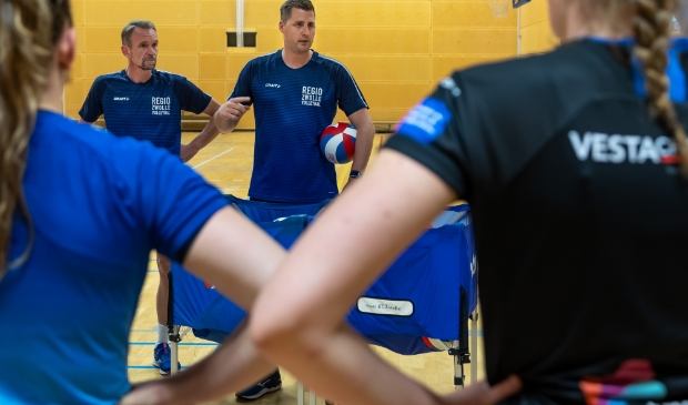 <p>Regio Zwolle Volleybal-coach Eric Meijer (met bal) tijdens een training in aanloop naar het seizoen. Naast hem assistent Wilbert Drogt.</p>