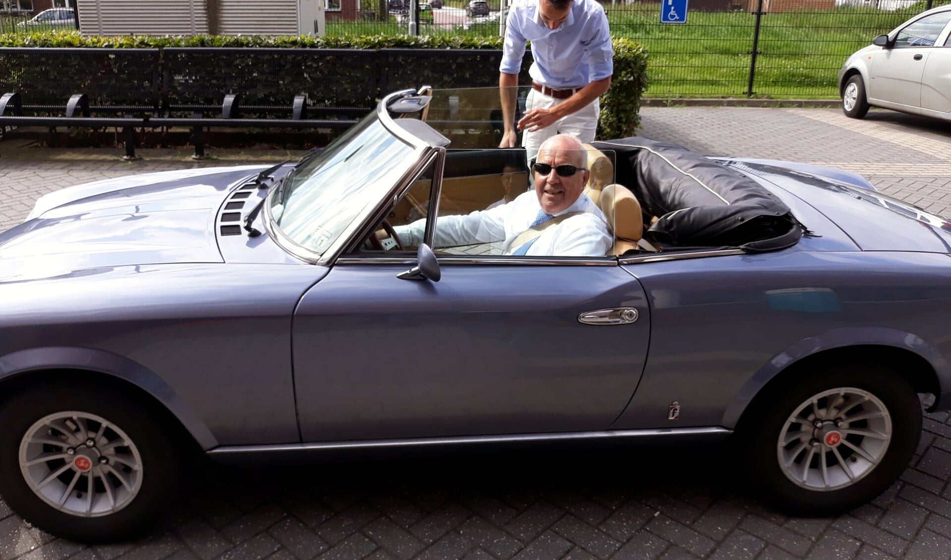 Jan Paters arriveert in een Fiat Spyder bij het Hoornbeeck College in Kampen