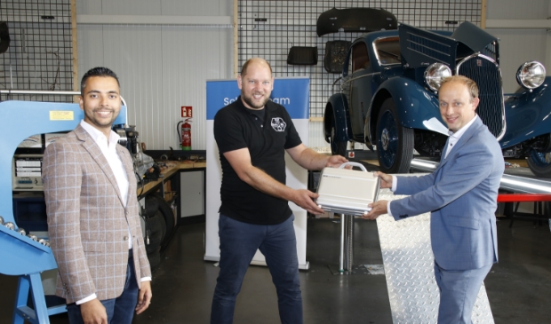 <p>vlnr: Kenneth Kanhailal, projectleider MKB Schakelteam; Mike Kastrop, ambassadeur MKB Schakelteam en wethouder economische zaken Egge Jan de Jonge. </p>
