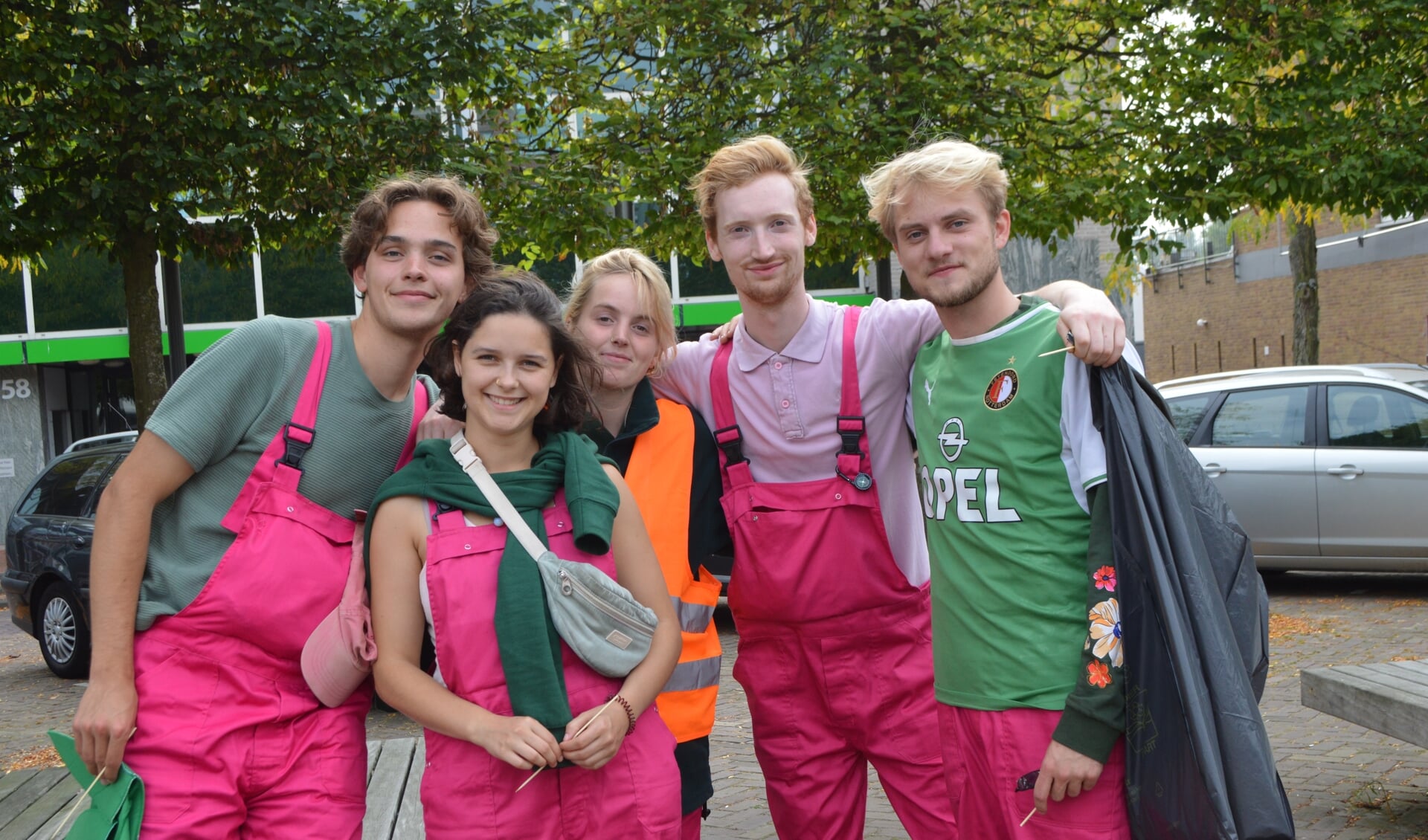 De vijf studenten uit Utrecht op het Meerpaalplein.