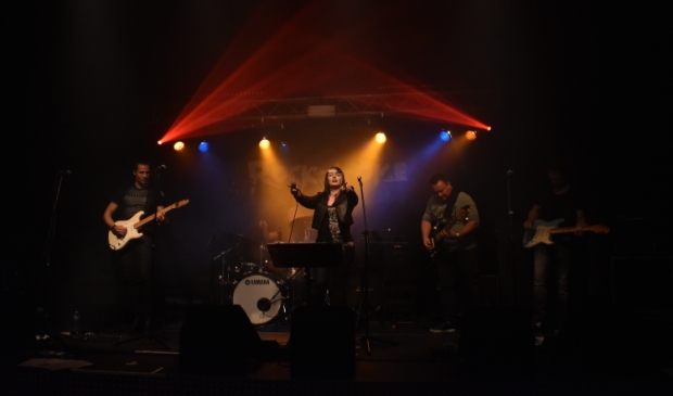 Op het podium bij Rock-A-Oke.