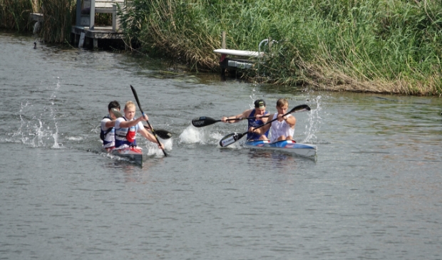 <p>Albart Flier (achterin rechterboot) knokt met kanopartner Yuri Aarnoudse om de nationale titel binnen te halen. </p>