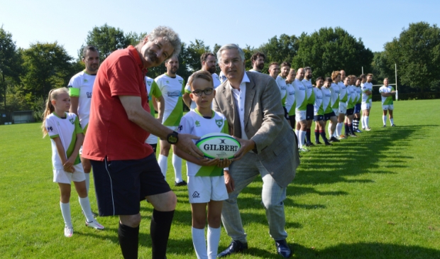 <p>Ricky Budde met de scheidsrechter en de wethouder.</p>