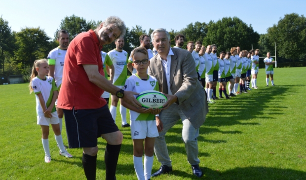 <p>Sportwethouder Ton van Amerongen (rechts) bij de opening van het rugbyveld in Dronten.</p>