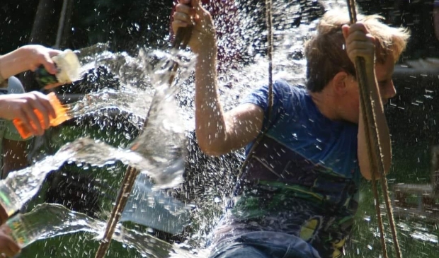 'Overvliegen' bij de Flevo-Scouts.