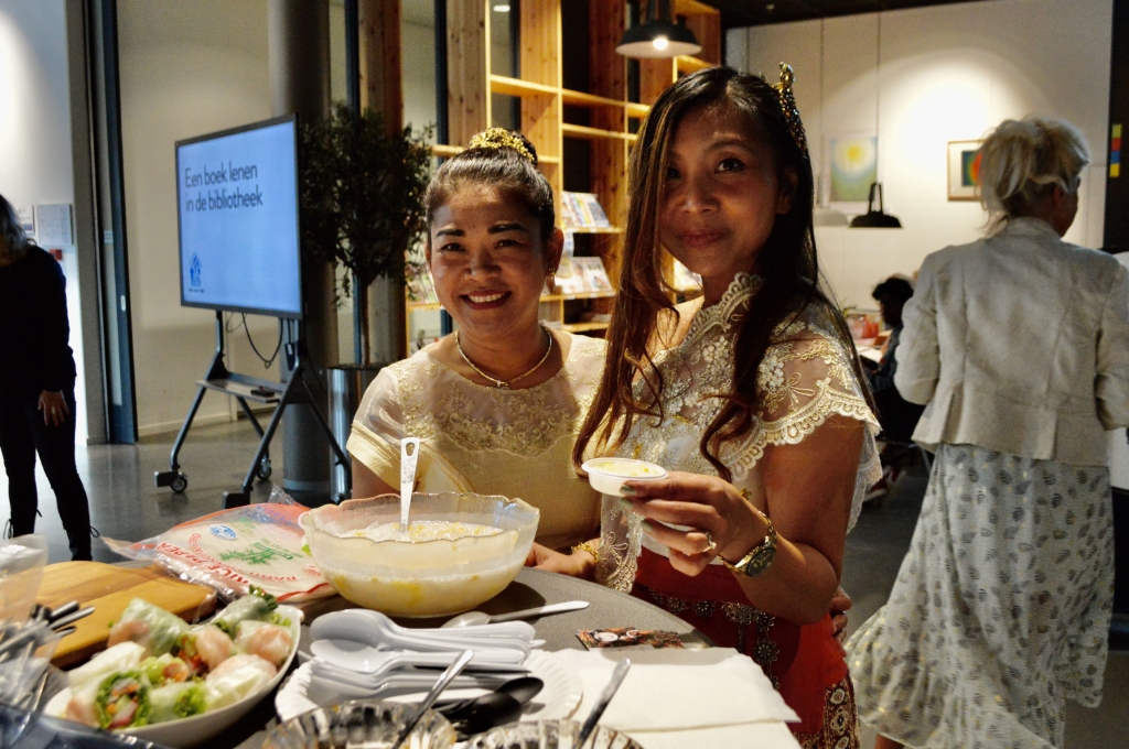 <p>Thais eten in de bibliotheek in Dronten.</p>