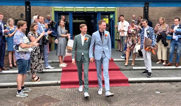 <p>Tom en Bart over de rode loper van Open Haven</p>
