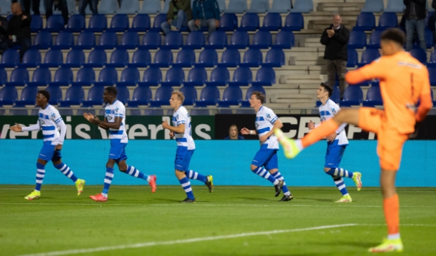 <p>Daishawn Redan maakt gelijk en loopt voorop om het eerste doelpunt voor pec in het seizoen te vieren.</p>
