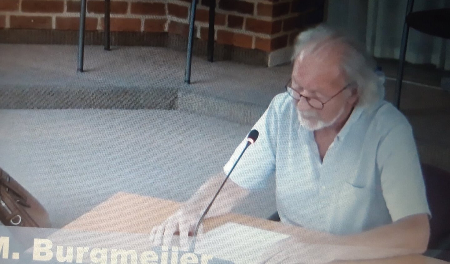 Marinus Burgmeijer spreekt de gemeenteraad toe. 