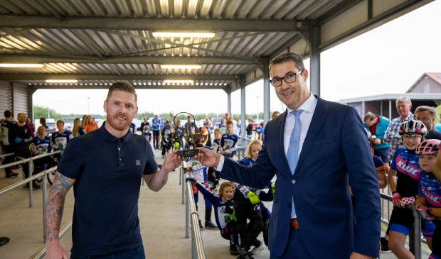 <p>Roy van den Berg en waarnemend burgemeester Jan Peter van der Sluis.</p>