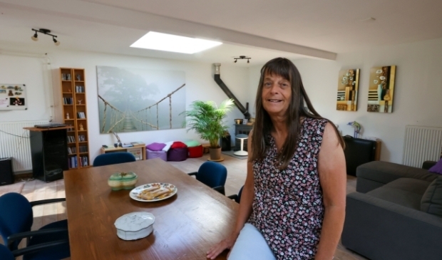 <p>Mayke Gorissen in haar Tuinkamer die voor iedereen openstaat.</p>