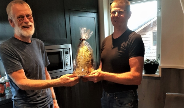 <p>Namens de boerenlandvogelvrijwilligers heeft Geert Geerlinks het gouden kievitsei uitgereikt aan Ber van der Velde</p>