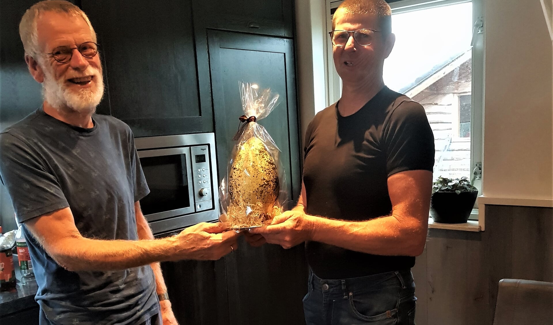 Namens de boerenlandvogelvrijwilligers heeft Geert Geerlinks het gouden kievitsei uitgereikt aan Ber van der Velde