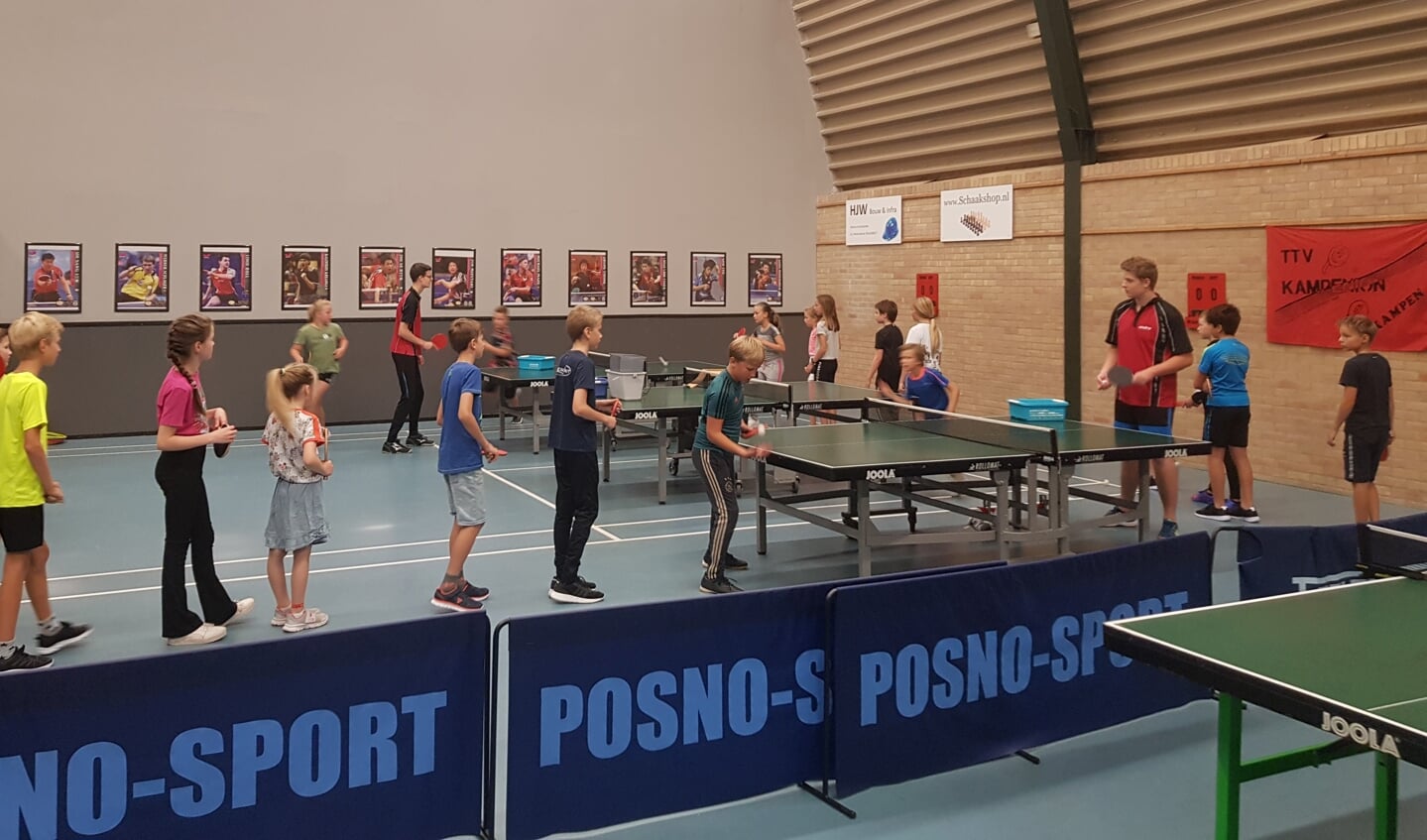 De zaal van Kampenion met 'Ping Pong Stars'
