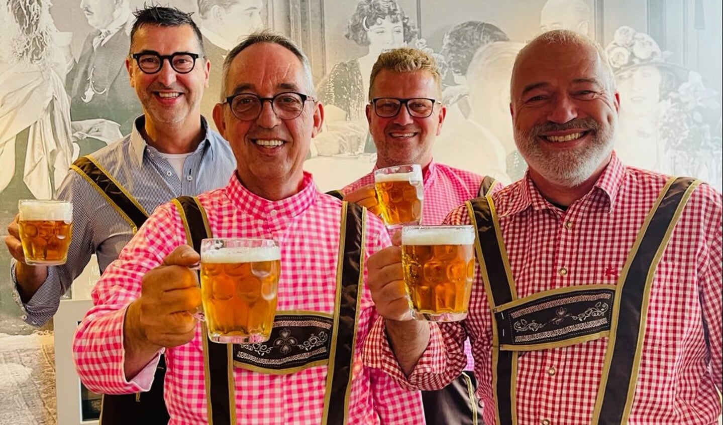 Henk Slump, Tom Dekker, Paul Hetsen en Joop Weenk zijn klaar voor het Oktoberfest.