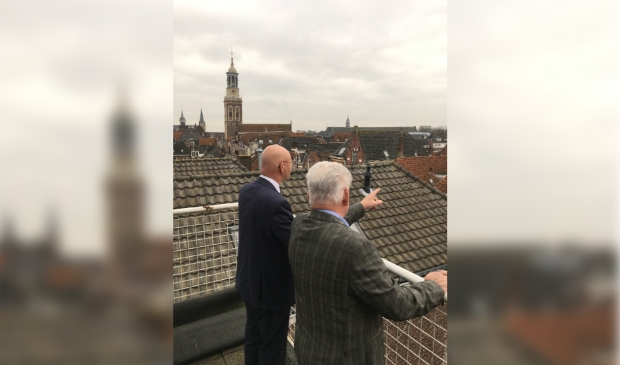 Burgermeerster en Chris Groen kijken samen vanaf het balkon Concordia IJsselkade over de mooie stad Kampen, 11 januari 2021