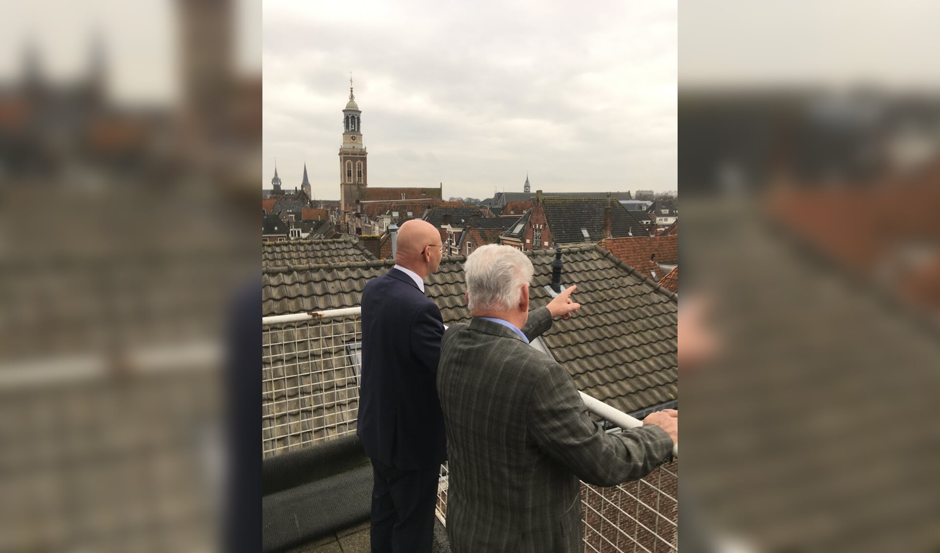 Burgermeerster en Chris Groen kijken samen vanaf het balkon Concordia IJsselkade over de mooie stad Kampen, 11 januari 2021