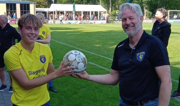 Op de foto, ontvangt Wesley Augustinus de wedstrijdbal uit handen van trainer Herman Oosterhaar.