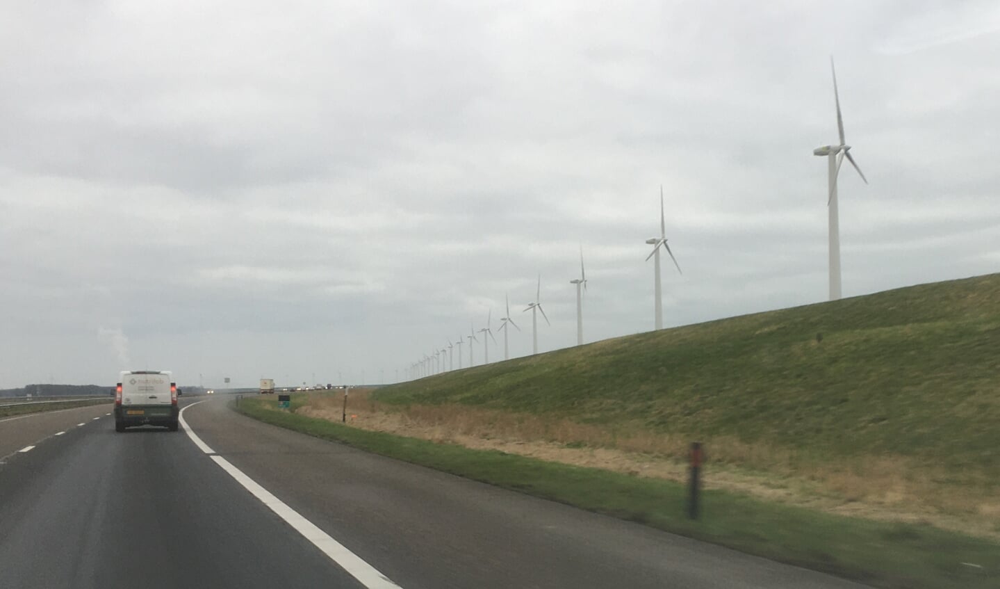 De huidige windmolens langs de A6 verdwijnen.