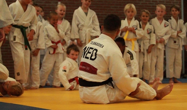 De jeugd van Budo Ryu Kenshin krijgt les van Tornike Tsjakadoea.