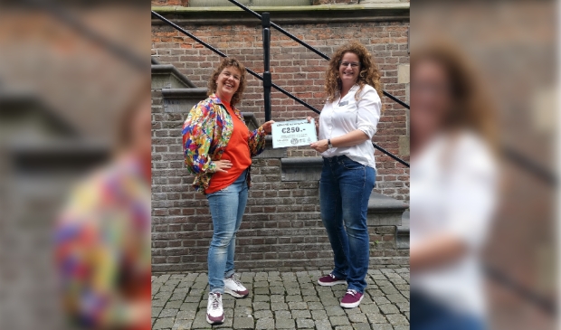 Overhandiging van een cheque ter waarde van €250.-