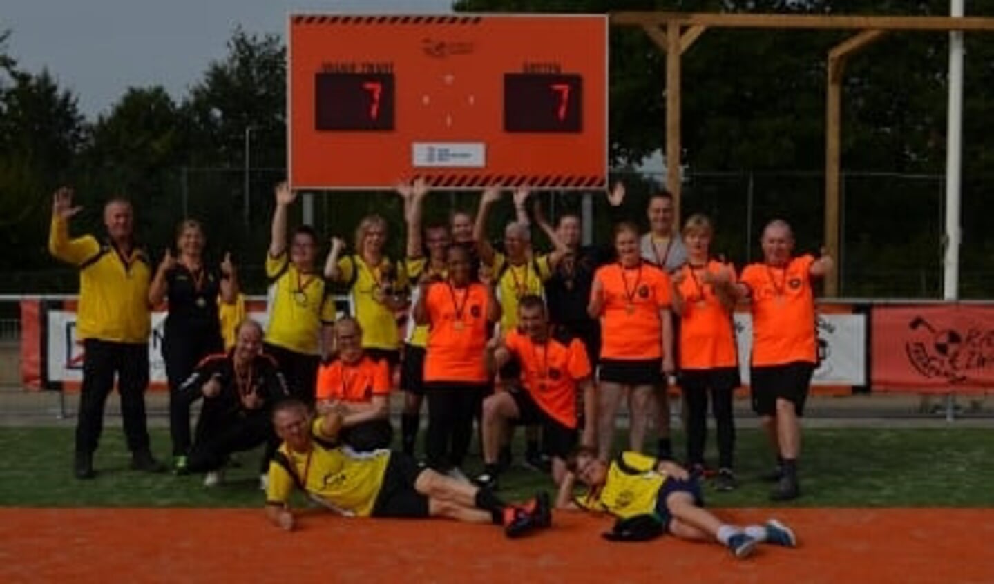 De G-korfballers van Oranje Zwart en Juventa na hun eerste wedstrijd. 