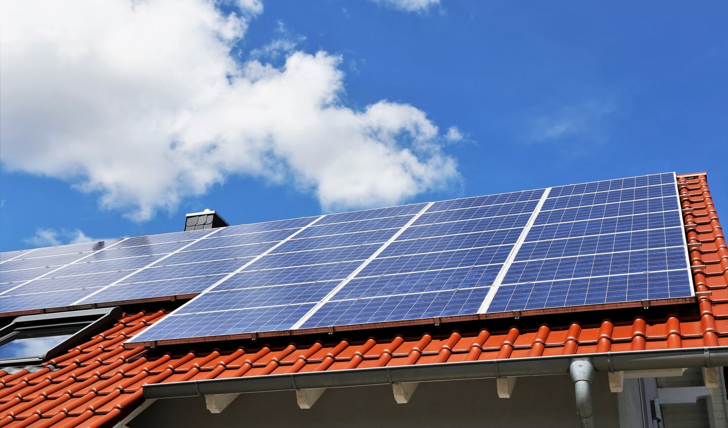 Photovoltaic: Roof with solar panels