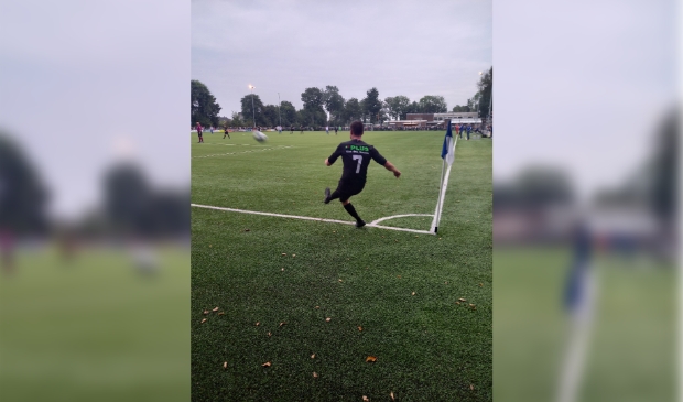 Jeremy van de Beek heeft namens SEH een corner genomen.