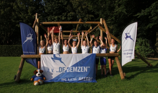 Het meidenteam D junioren van AV De Gemzen, v.l.n.r.: Flore, Isabel, Carice, Renée, Mente, Brenda, Dagmar, Magali en Noëmi.