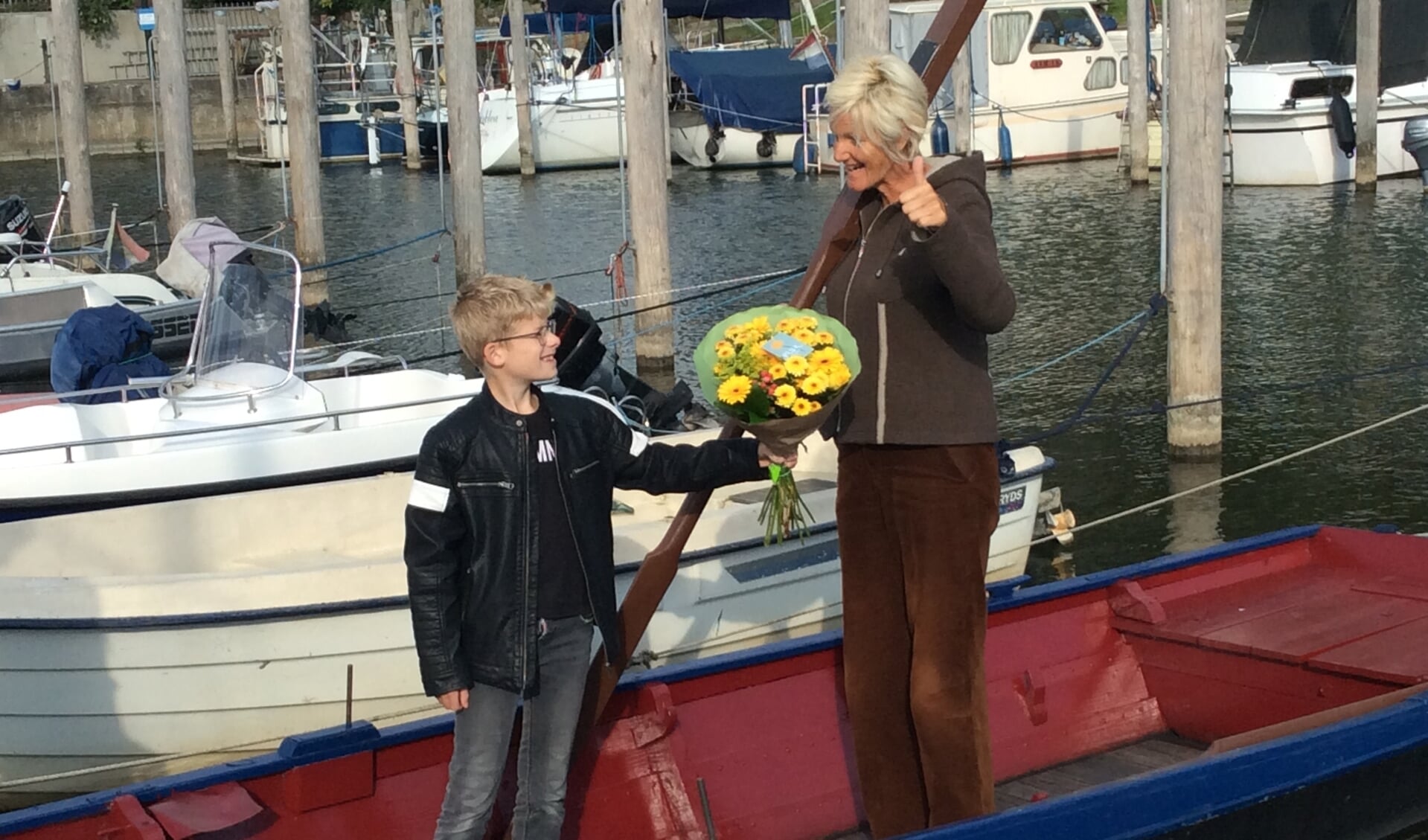 Roeitalent Marijn Boerma feliciteert Els Pap, de eerste ‘vriendin van het bootje van Bart’.