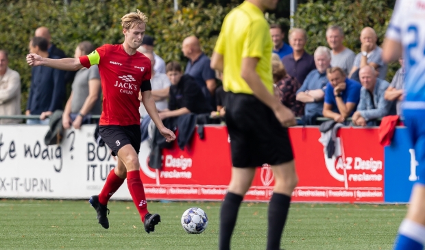 <p>Aanvoerder Niek Pot aan de bal namens Be Quick '28 in de wedstrijd tegen Z.A.C, waar zijn vader trainer is.</p>