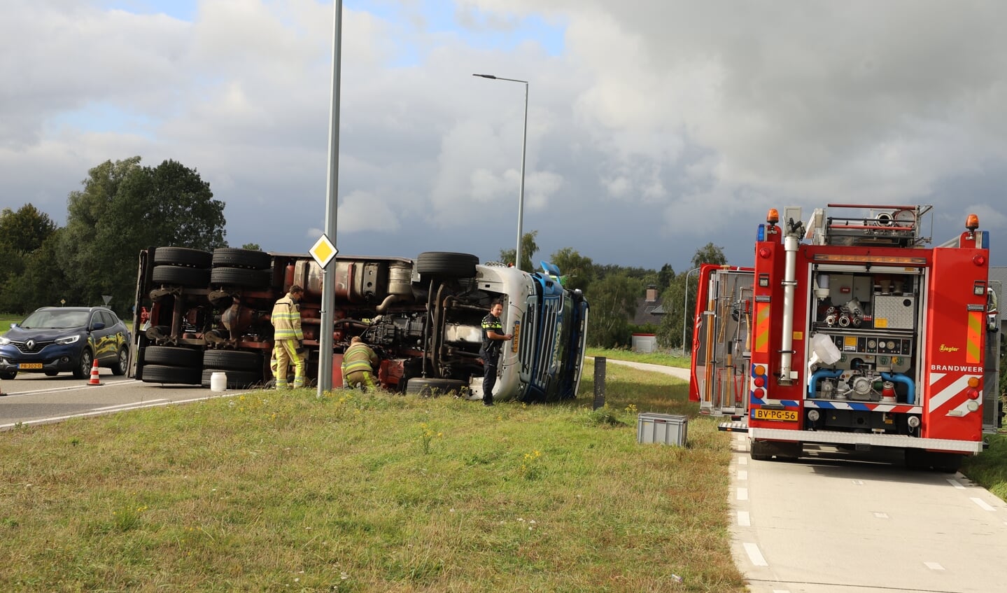 Een vrachtwagen is gekanteld aan de Frieseweg.