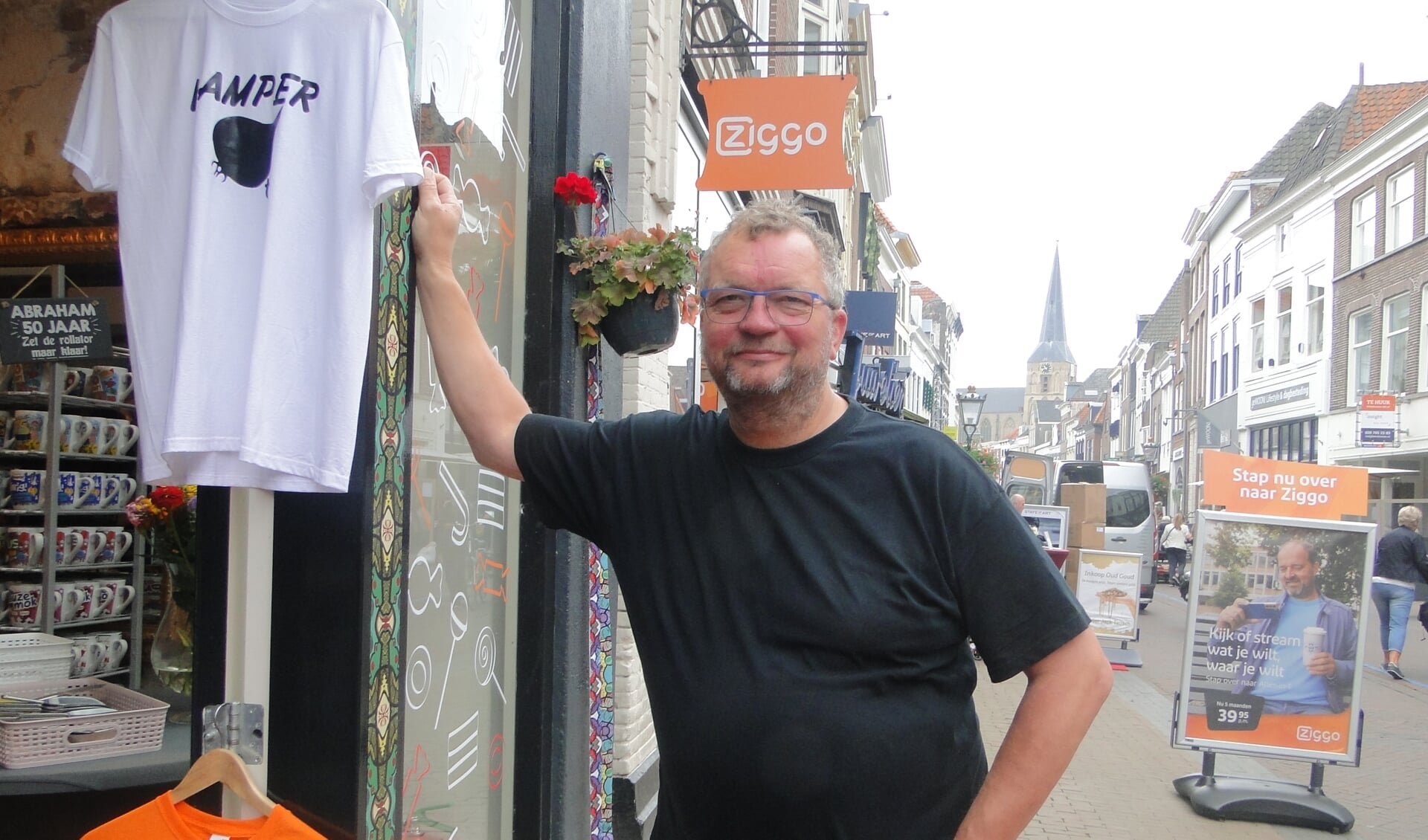 Rik Vinke in ''zijn'' Oudestraat: ''Hierheen met die kogge...!''