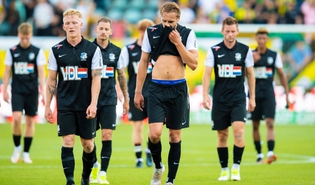 <p>De spelers van FC Eindhoven druipen af in Den Haag.</p>