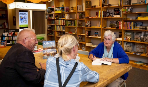 Iet Erdtsieck signeerde vorige week zaterdag haar boek in Readshop Bos.
