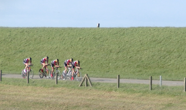Wielrenners onderaan de Ketelmeerdijk tijdens de NCK.