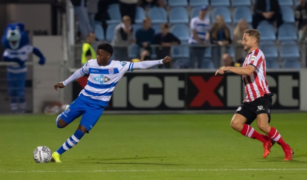 <p>Mark Pabai dit seizoen in actie voor PEC Zwolle tegen Sparta.</p>
