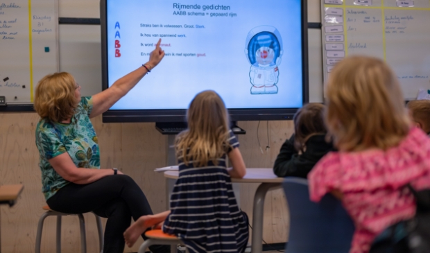 De schooldichter op bezoek bij De Zonnewijzer.