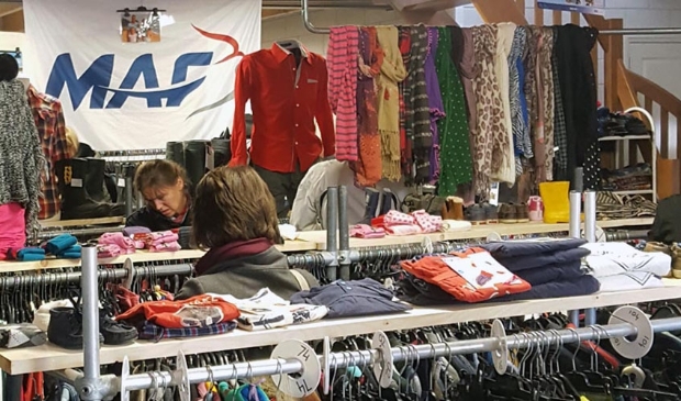 <p>Kledingverkoop in IJsselmuiden voor het pilotengezin van Arjan Paas</p>