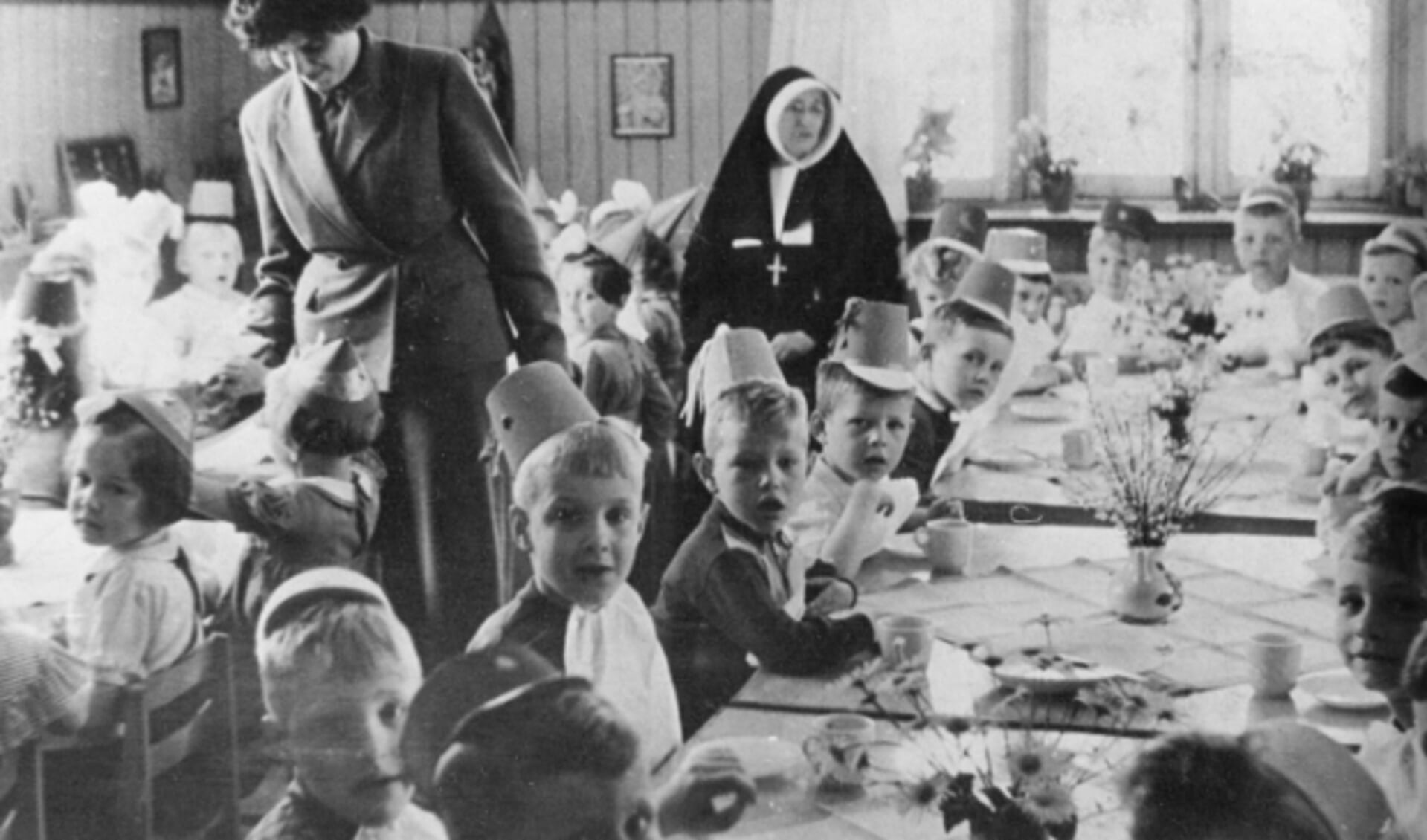 Kleuterschool St. Jan Baptist Oerle. Zuster Emerentia en juffrouw Nellie Ras - Brouwers (1954).