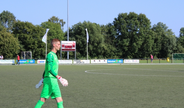 Nick Bouwman loopt in de eerste helft naar de kant voor een drinkpauze.