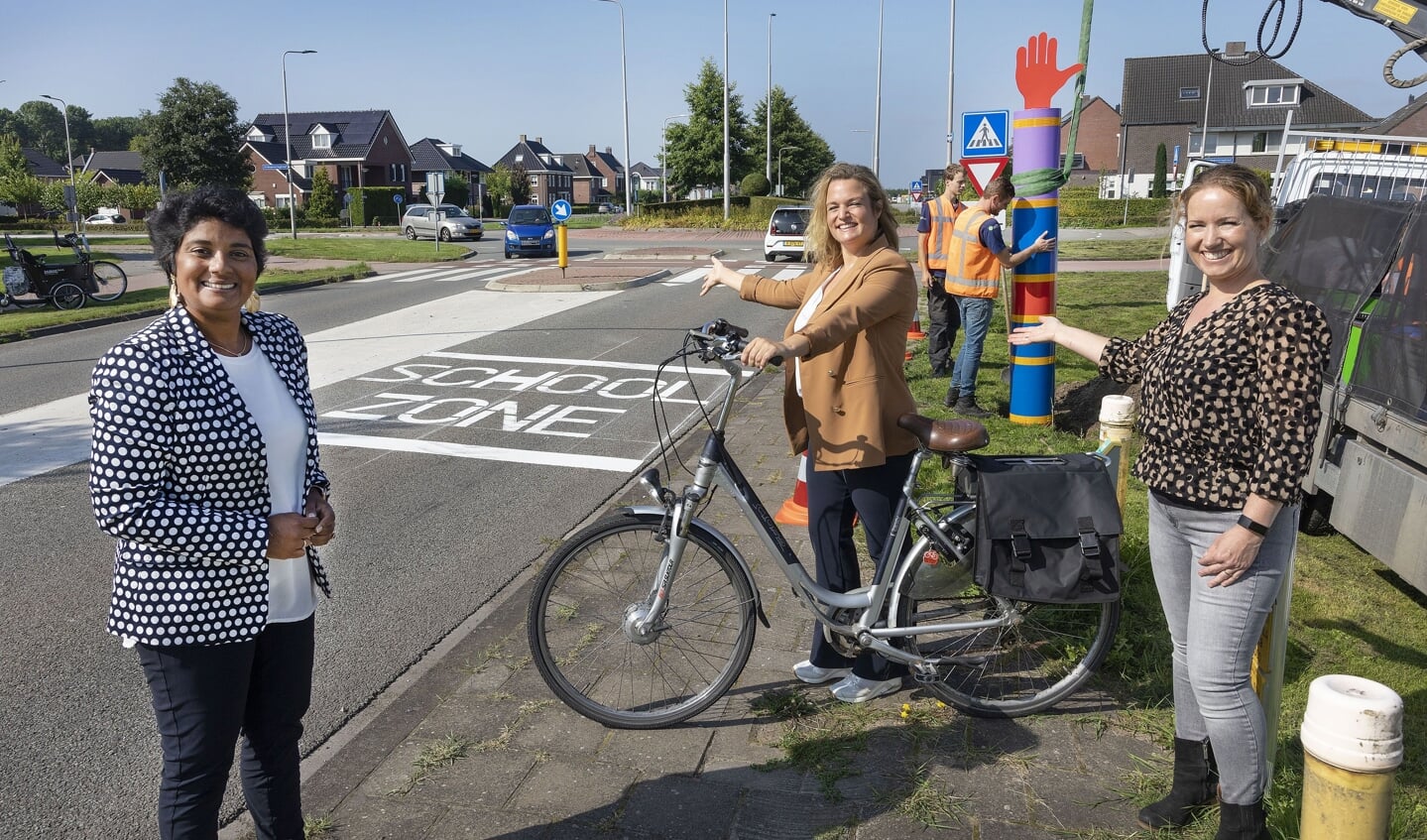 VVD-wethouder Irene Korting (links) bij de veelbesproken rotonde bij Reaal.