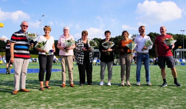 Vlnr de leden die inmiddels langer dan 50 jaar lid zijn; Jan Willem Avis, Giny Visscher, Bertha van Boven, Jannie Scheer, Cobie van Ooijen, Alie Westerveld, Gert Westerveld en Robert den Boer.