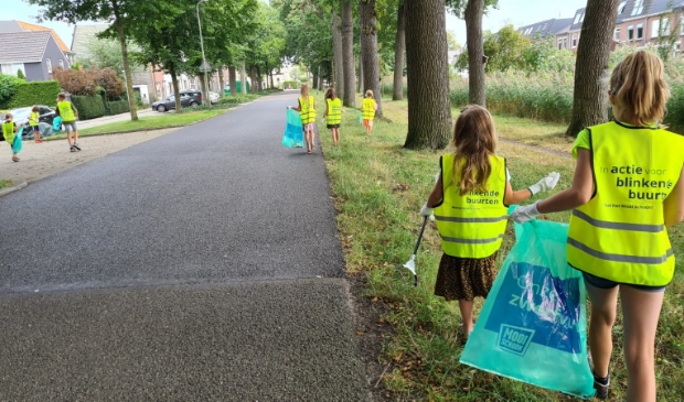 Kinderen van De Phoenix verzamelen zwerfafval in Zwolle Zuid