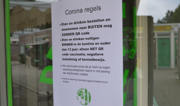 Mededeling op de deur van de Asv Dronten-kantine.