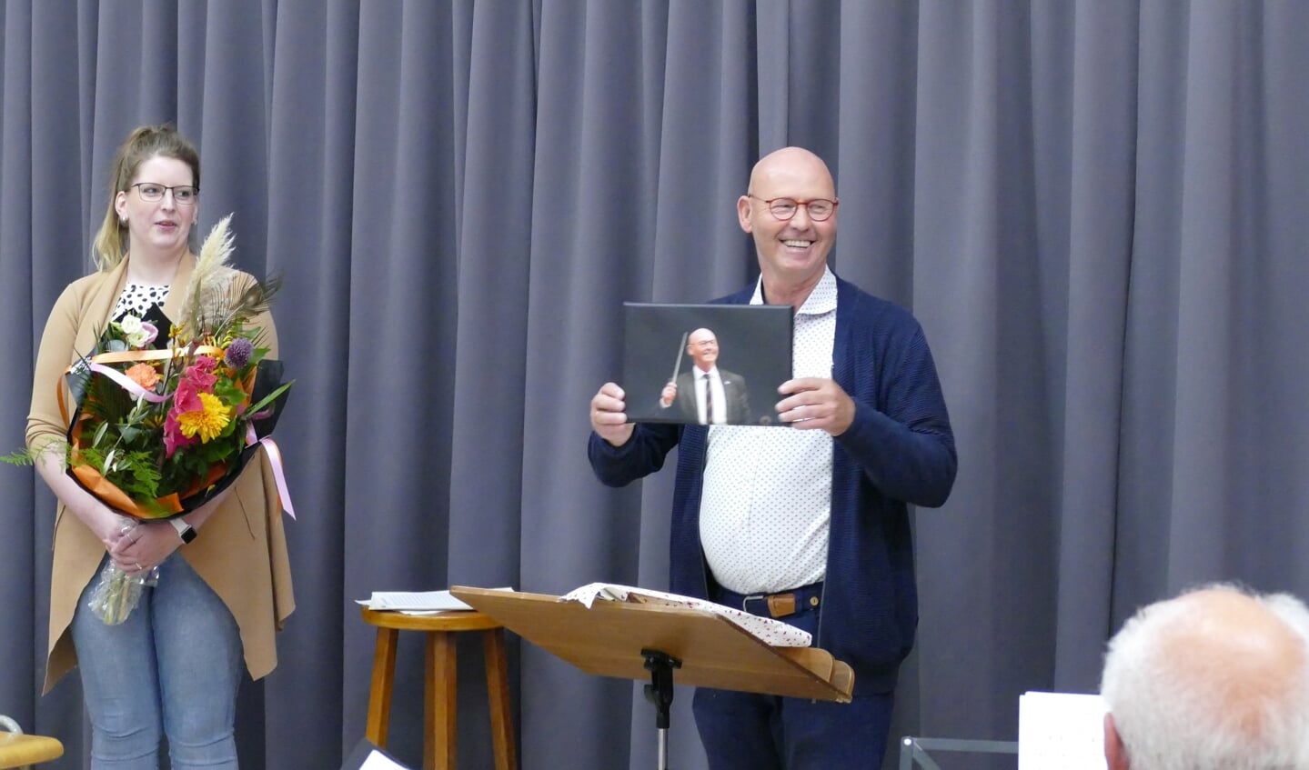 Als dank ontving de Maestro bloemen en een AMDG Maestro foto