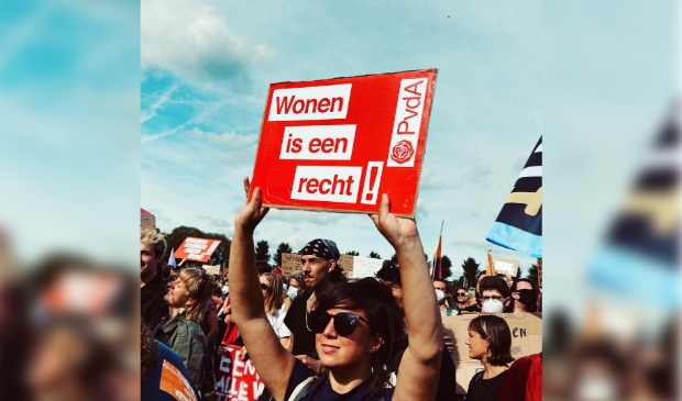 Patty Wolthof fractievoorzitter PvdA Zwolle met een protestbord Wonen is een recht! 