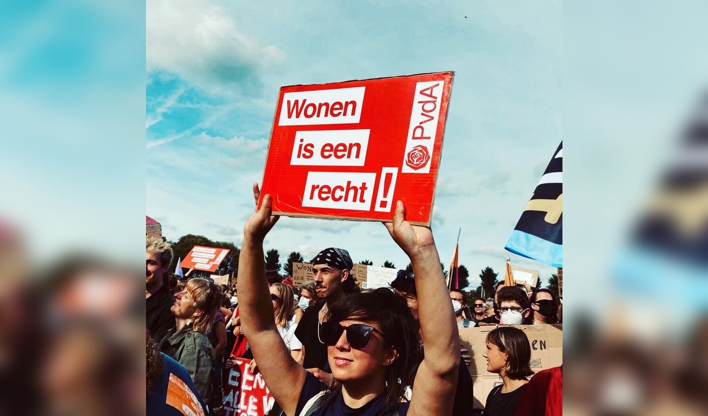 Patty Wolthof fractievoorzitter PvdA Zwolle met een protestbord Wonen is een recht!